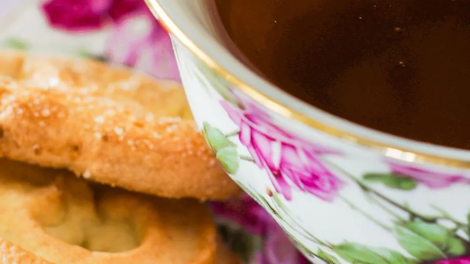 Tazza di tè con biscotti